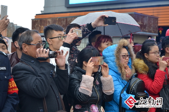 歌舞《祝福——罗婺文化传真情》在昆明南屏街展示古滇彝族风情