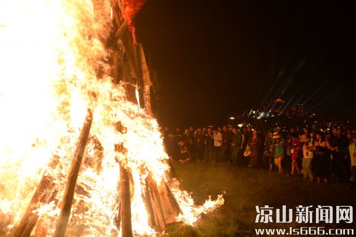 夜幕降临，游客们围着熊熊燃烧的篝火跳起欢快的达体舞。DSC_7387