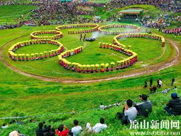 火把节的娱乐性歌乐一般在固定的火把场举行。 胡小平 摄