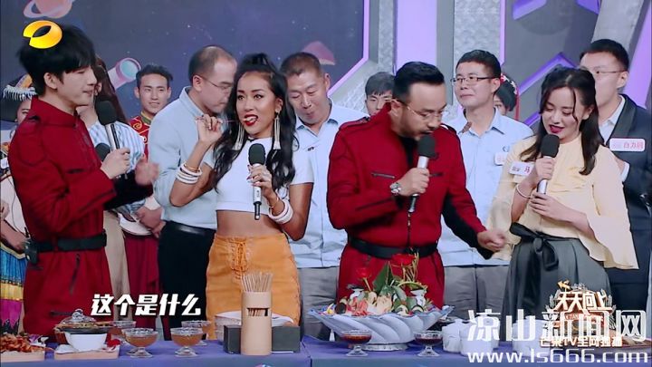 “彝族女儿”吉克隽逸介绍家乡的美食。