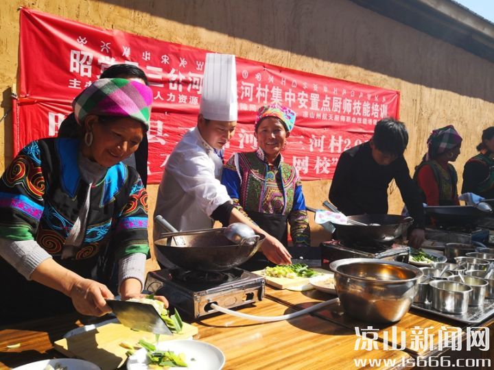 å¨è±è´«æ»åå·¥ä½ä¸­ï¼ç§»é£æä¿ä»é¤å¨ç»èå¥æã