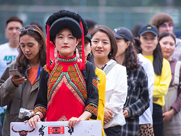 摔跤还有坨坨肉，北京的彝族人在中央民族大学玩嗨了