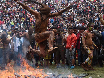 Fire worshipping festival marked in Yunnan