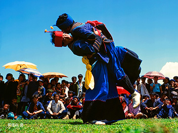 历时30年，摄影家郭建良用心记录的凉山彝族火把节作品集（四）：竞技.赛事