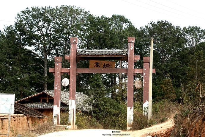 这就是白倮人城寨的大门，他们有自己的语言，但是没有文字。