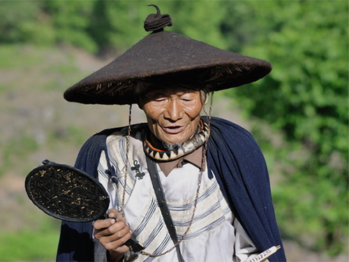 彝族毕摩，彝族地区飘逸在人与神之间精神使者