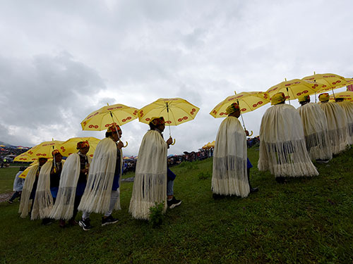 从彝族五色族称和五数吉祥的文化哲学思想评彝族“黑贵白贱”说的谬误