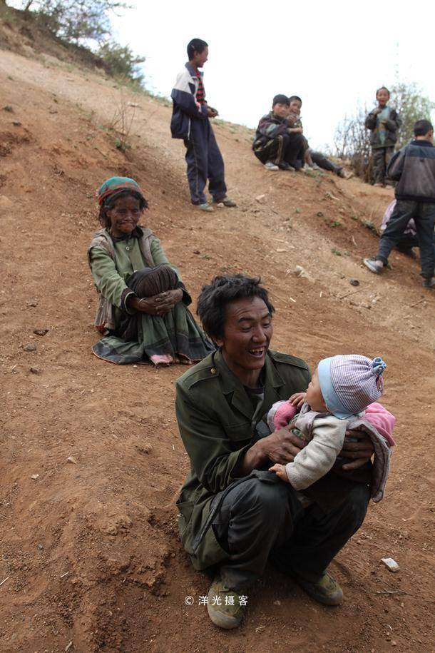 高山上的凉山彝族人家：一个小泉眼却要养活一村人