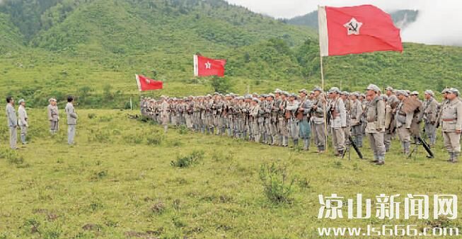 2016年6月2日，电视剧《彝海结盟》剧组在冕宁县冶勒自然保护区拍摄红军过彝海一幕。 记者 李伟 摄