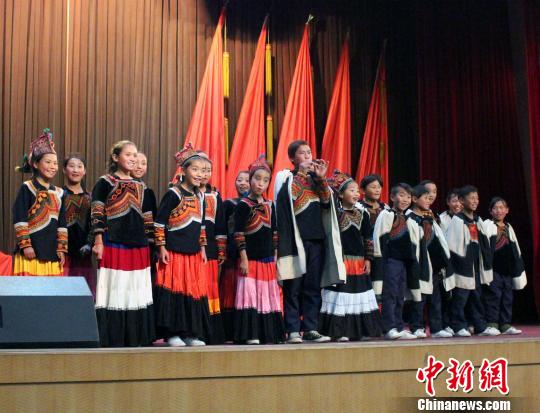 10月26日，内地及港澳青年艺术家走进凉山彝族自治州昭觉县，并观看非遗项目展演。图为彝族青少年演唱彝族歌曲。　张晓曦　摄