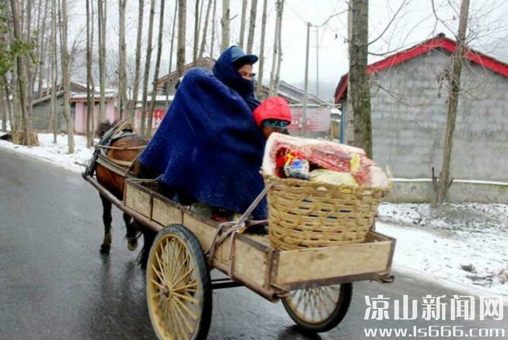 带上孩子回娘家拜年。