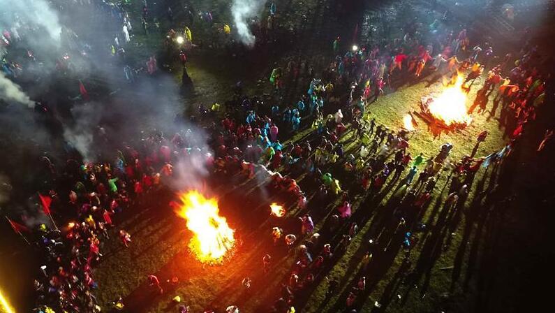 四川凉山彝族火把狂欢夜 彝族群众点燃火把同外地游载歌载舞