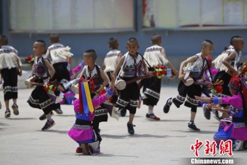 图为学生在跳彝族三弦舞蹈。　杜潇潇 摄